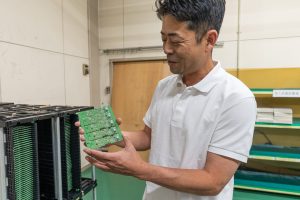 工場案内をしていただいている様子