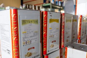 倉庫に並べられた塗料